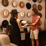Faire de la publicité avec des chapeaux